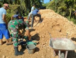 Babinsa Teunom Bersama Warga Gotong-royong Timbun Jalan dan Membuat Gorong-gorong
