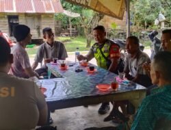 Babinsa Setia Bakti Minta Warga Tidak Biarkan Hewan Ternak Berkeliaran Bebas dijalan Raya