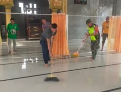 Jumat bersih Babinsa Koramil 0105-10 Woyla Barat Sertu Rahmatul Maulid membersihkan Masjid Di Desa Binaan