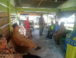 Melalui Komsos, Babinsa Koramil 04/Meureubo Ajak Warga Jaga Kebersihan Lingkungan