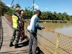 Untuk Mengatasi Maşalah Banjir Babinsa turut Memantau kondisi Air Sungai Di Karenakan Kondisi Iklim Saat ini yang Berubah-ubah