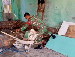 Manunggal Dengan Rakyat, Babinsa Setia Bakti Bantu Warga Bangun Rumah