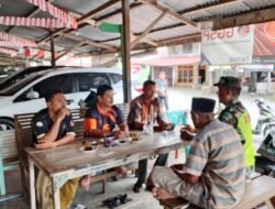Babinsa Koramil 02/Woyla,Tingkatkan Keakraban Laksanakan Kegiatan komsos Dengan Warga Desa Binaan