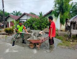 Babinsa Koramil 0105-10/Woyla Barat, peduli dengan Warga Binaan bantu Angkat Pasir