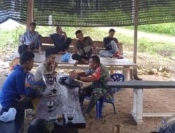 Babinsa Krueng Sabee Ingatkan Warga Untuk Selalu Jaga Kebersihan Lingkungan Pada Saat Komsos