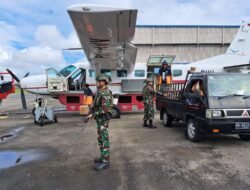 Pengamanan Bandara Mozes Kilangin Timika Prajurit Batalyon Komando 461 Kopasgat Melaksanakan _Random Check
