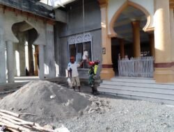 Dengan Keikhlasan Hati Seorang Babinsa Meluangkan Tenaga Nya Untuk Membantu Warga Pembuatan Mesjid Desa Binaan