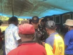 Pos Kanggime Satgas Yonif 614/RJP Melayat dan Beri Bantuan ke Rumah Duka di Desa Aulani