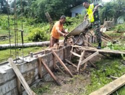 Babinsa Koramil 09/Samatiga Serda Maulizar Bantu Warga Dalam Pengecoran Pondasi Rumah di Desa Pucuk Lueng, Kecamatan Samatiga