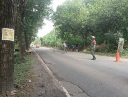 Babinsa Koramil 1001-04/Batumandi Lakukan Gotong Royong Perbaiki Jalan
