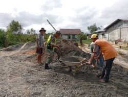 Keakraban Babinsa Membantu Warga nya Dalam Menimbun Pondasi Rumah