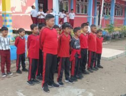 Membentuk Karakter dan Disiplin Sejak Dini, Babinsa Panga Ajarkan Peraturan Baris Berbaris (PBB)