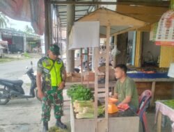 Melalui Komsos Dengan Pedagang Sayur, Babinsa Koramil 02/Woyla Himbau Jaga Kebersihan Lingkungan Tempat Berjualan
