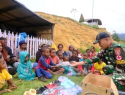 Satgas Yonif 614/RJP Bagikan Pakaian kepada Masyarakat Papua