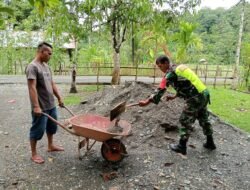 Semangat Gotong Royong Babinsa Koramil 01/Sungaimas bantu warga Desa Binaan