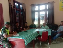 Babinsa Koramil 0105-10 Woyla Barat Serda Ari Mulyadi Komonikasi bersama Kadus dan Perangkat Desa