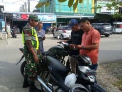 Dengan Perpustakaan Keliling, Babinsa Ajak Warga Gemar Membaca