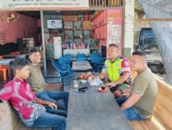 Koptu Andri Babinsa Koramil 01/Sungaimas Laksanakan Komsos dengan Warga Desa Binaan