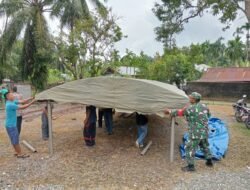 Babinsa Bersama Warga Bergotong royong Mendirikan Tenda Untuk Hajatan di Desa Binaan