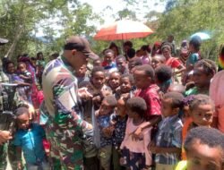 Satgas Yonif 614/RJP Bagikan 150 Snack kepada Anak-Anak Papua