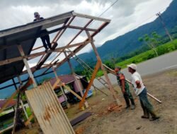Pererat Hubungan Dengan Warga Binaan, Babinsa Koramil 01 Jaya Bantu Warga Pasang Atap Warung