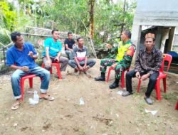 Jalin hubungan Yang Baik Babinsa Koramil 01/Sungaimas Laksanakan Komsos dengan Warga Desa Binaan