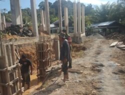Dukung Pembangunan Tempat Ibadah, Babinsa Krueng Sabee Bantu Warga Bangun Pondasi TPA Masjid