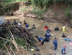 Kepedulian Babinsa Padang Batung Terhadap Masyarakat: Pembersihan Sungai di Desa Durian Rabung