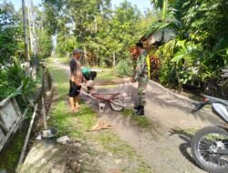 Dekat dengan Warga, Babinsa Koramil 09/Samatiga Serda Maulizar Bantu Pengecoran Parit di Desa Alue Raya