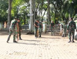 Kodim 1001/HSU-BLG Bersihkan Objek Wisata Candi Agung Amuntai Pasca Banjir
