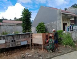 Wujud Nyata Dari Kepedulian, Babinsa Koramil 1801-01/Manokwari Bantu Warganya Dalam Pembuatan Kandang Unggas