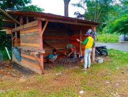 Merakit Besi Untuk Pondasi Rumah, Babinsa Krueng Sabee Bantu Warga Binaannya