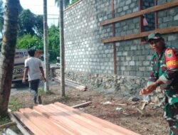 Ciptakan Sinergitas TNI-Rakyat, Babinsa Manokwari Utara Bantu Warganya Dalam Pembangunan Rumah