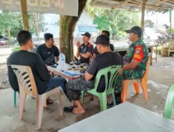 Pentingnya Menjalin Kekompakan dalam Kebersamaan, Babinsa Krueng Sabee Komsos Dengan Pemuda Desa