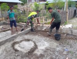Babinsa Koramil 0105-10/Woyla Barat Sertu Sutrisno Membantu pembangunan Rumah di desa Binaan
