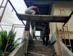 Dalam Kesibukannya, Babinsa Bantu Warga Renovasi Balai Desa Pante Cermin