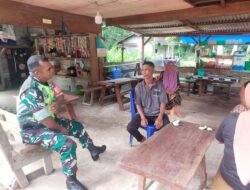 Sambangi Warga Di Warung, Babinsa Sampoiniet Ajak Warga Jaga Keamanan Gampong