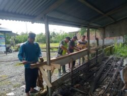 Sinergi TNI Bersama Rakyat, Bantu Mengikat Besi Untuk Pembangunan Rumah Warga