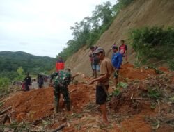 Gotong Royong Babinsa dan Masyarakat Buka Jalan Tertimbun Longsor di Loksado