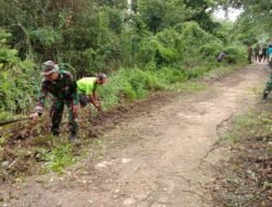 Gotong Royong 3 Pilar: Babinsa Koramil 1001-06/Amuntai Utara Bersihkan Saluran Air