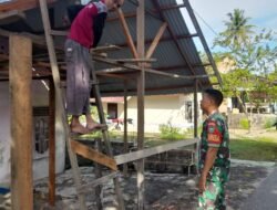 Bentuk Kepedulian, Babinsa Teunom Bantu Warga Pasang Atap Seng Rumah
