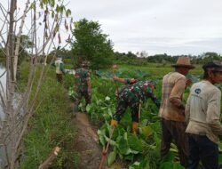 Kegiatan Gotong Royong Babinsa SImpur dan Masyarakat Pantai Ulin Perkuat Kemanunggalan TNI-Rakyat