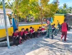 Tingkatkan Minat Baca, Babinsa Teunom Datangi Sekolah Dengan Motor Pintar