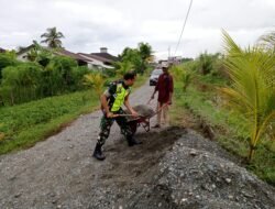Jalin keakraban dengan masyarakat Babinsa Koramil 07 Johan pahlawan bantu warga nya menimbun jalan