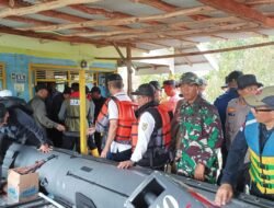 Dandim 1005/Barito Kuala Dampingi Gubernur Kalimantan Selatan Tinjau Lokasi Banjir di Mandastana dan Menyerahkan Bantuan Kepada Korban