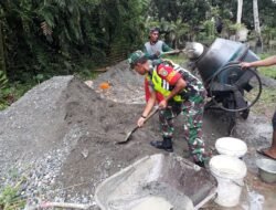 Babinsa Koramil 09/Samatiga Serda Sofyan Membantu Pengecoran Pondasi Rumah di Desa Cot Pluh Kec. Samatiga