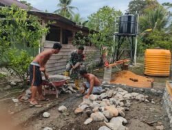 Atasi Kesulitan Rakyat, Babinsa Sidey Bantu Warganya Dalam Pembuatan Pondasi rumah
