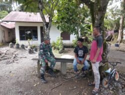 Babinsa Koramil 09/Samatiga Serma Havendra Melaksanakan Komsos dengan Ketua Pemuda untuk Menjaga Keamanan dan Ketertiban di Desa Pinem, Kecamatan Samatiga