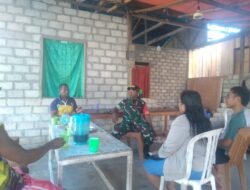 Dengan Senyum Sapa, Babinsa Manokwari Utara Jalin Kedekatan Dengan Warganya