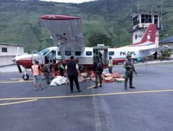 Satgas Kopasgat Periksa Ketat Logistik Yang Masuk Melalui Jalur Udara di Bandara Mulia Puncak Jaya